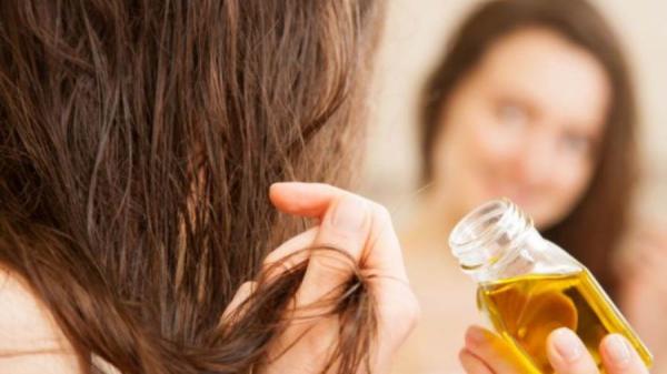 الطريقة الصحيحة لاستخدام الزيت على شعرك لمنع التلف