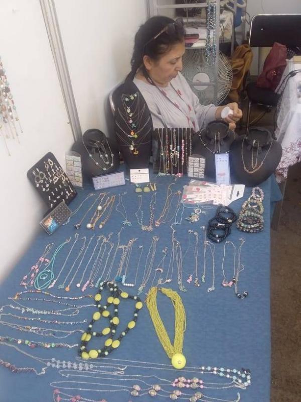 حبها للاكسسوارات جعلها تُبدع بصناعتها (الحرفية أسمهان) تترجم شغفها بقطع رائعة